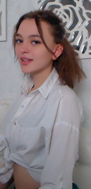 Model - LucyGoldi striptease