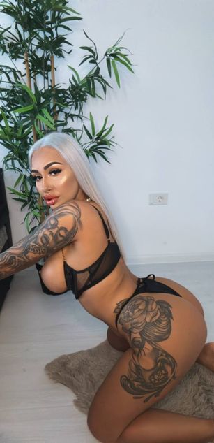 Model - GoldenAmber ass