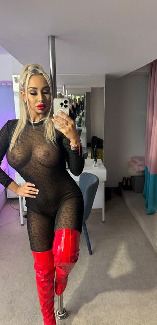 Model - GoldenAmber ass