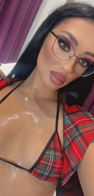 Model - VictoriaLane deepthroat