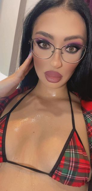 Model - VictoriaLane deepthroat