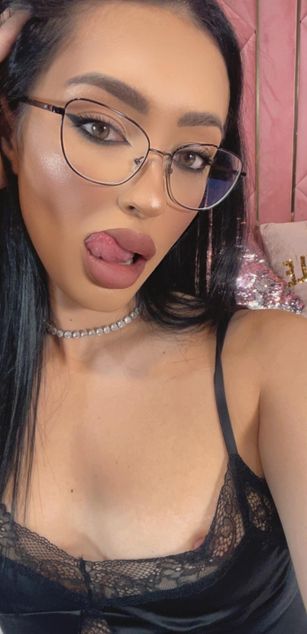 Model - VictoriaLane deepthroat