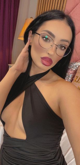 Model - VictoriaLane deepthroat