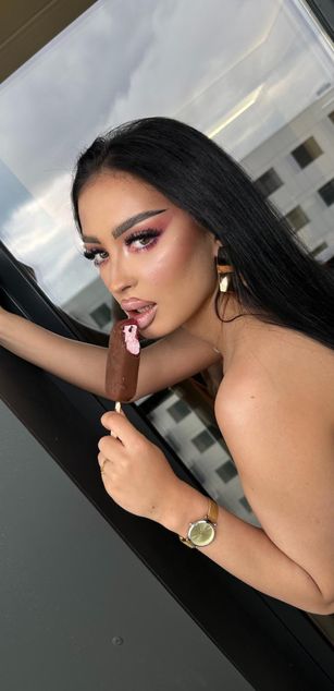 Model - VictoriaLane deepthroat