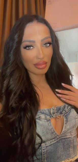 Model - VictoriaLane deepthroat