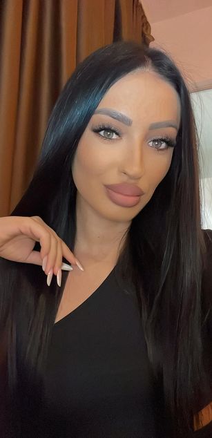 Model - VictoriaLane deepthroat