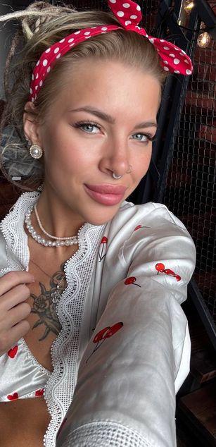 Model - Gloria pornstar