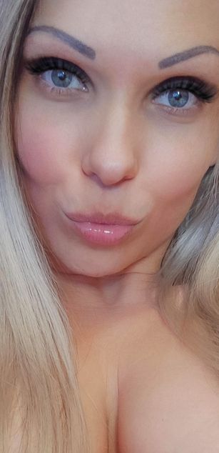 Model - Goddess Barbie Femdom Hottie bigtits