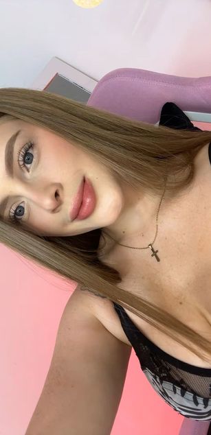 Model - HannaCutte deepthroat