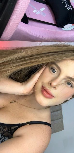 Model - HannaCutte deepthroat