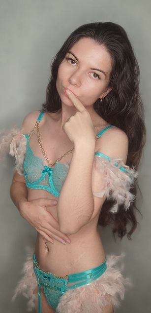 Model - AlisiaNovo dildo