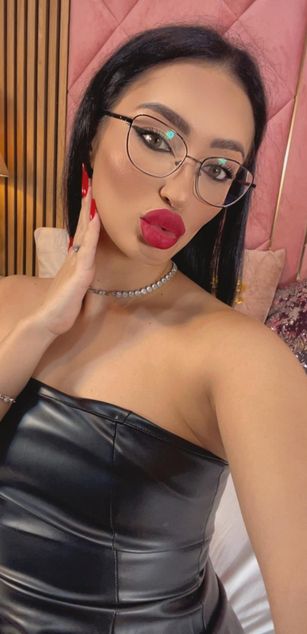 Model - VictoriaLane deepthroat