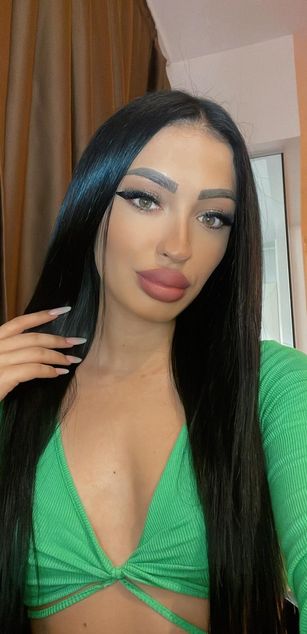 Model - VictoriaLane deepthroat