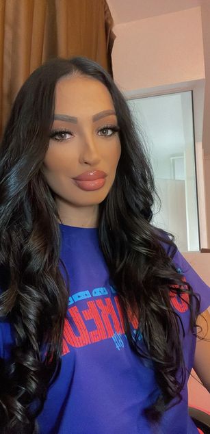 Model - VictoriaLane deepthroat