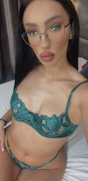 Model - VictoriaLane deepthroat