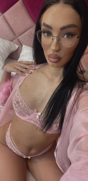 Model - VictoriaLane deepthroat