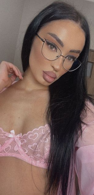 Model - VictoriaLane deepthroat