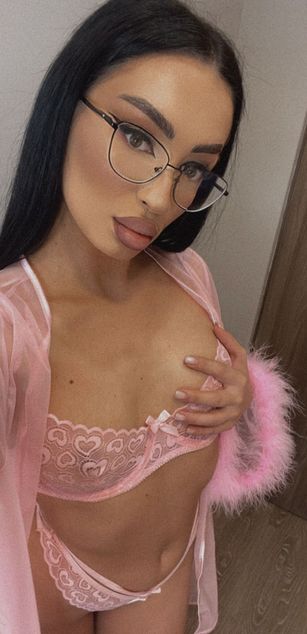 Model - VictoriaLane deepthroat