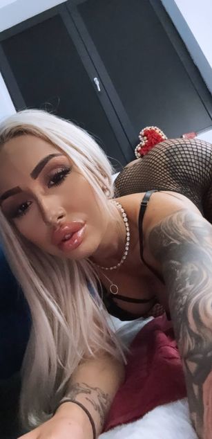 Model - GoldenAmber ass