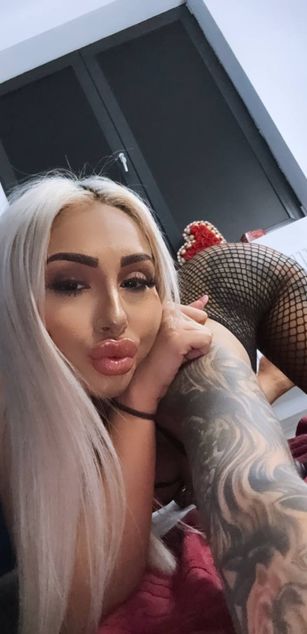 Model - GoldenAmber ass