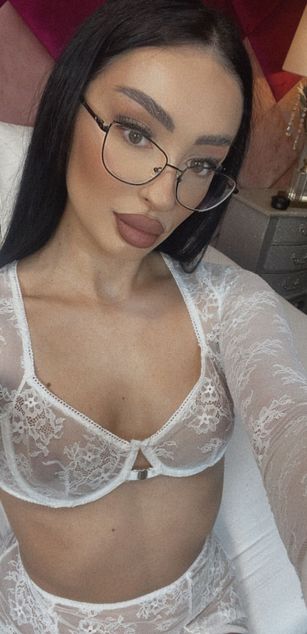 Model - VictoriaLane deepthroat