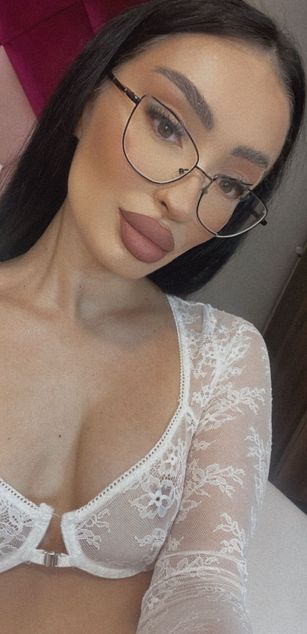 Model - VictoriaLane deepthroat