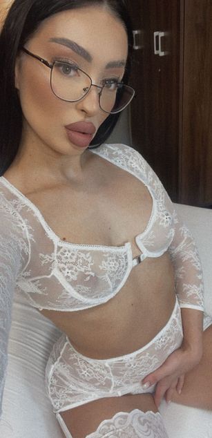 Model - VictoriaLane deepthroat