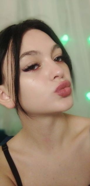 Model - LucyGoldi striptease