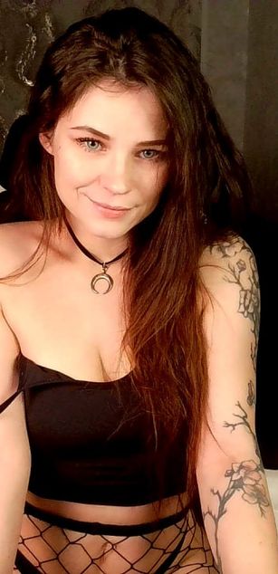 Model - Catherine Piercee masturbation