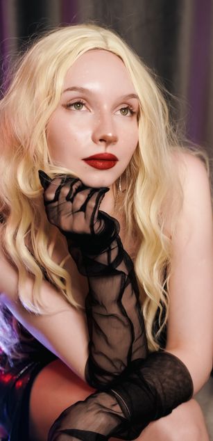 Model - Mari Nette striptease