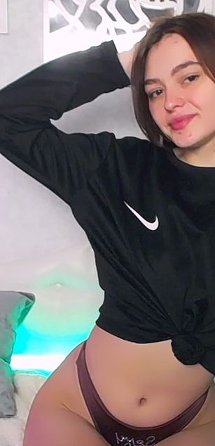 Model - LucyGoldi striptease