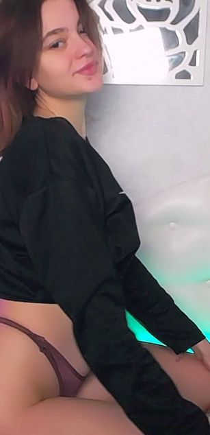 Model - LucyGoldi striptease