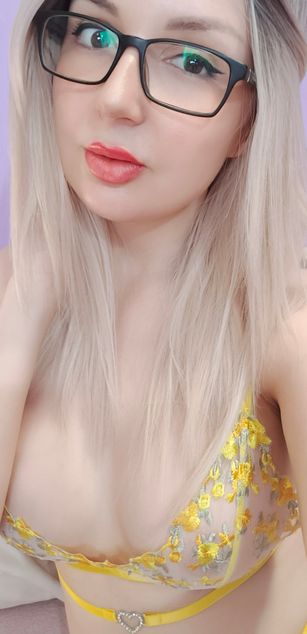 Model - LeilaBlissXO curvy