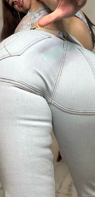 Model - Elizabeth Pandi bigboobs