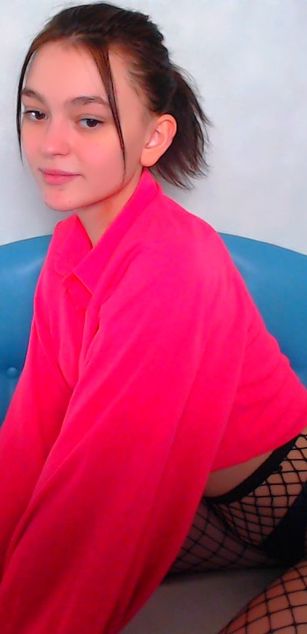 Model - LucyGoldi striptease