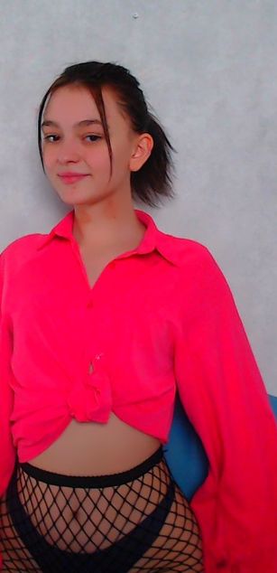 Model - LucyGoldi striptease