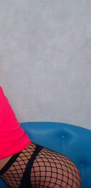 Model - LucyGoldi striptease