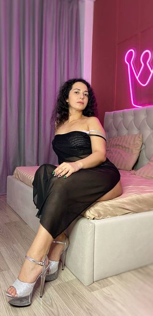 Model - Linda curvy