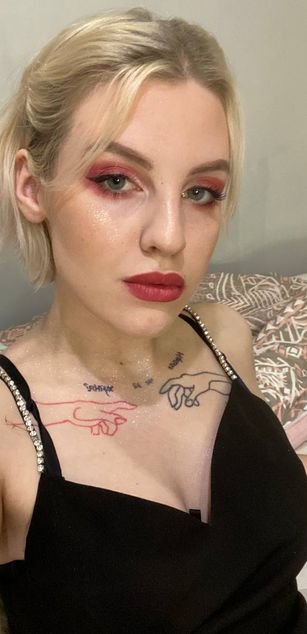 Model - Cassie Cat curvy