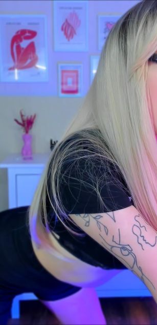 Model - Megan_Wick pantyhose