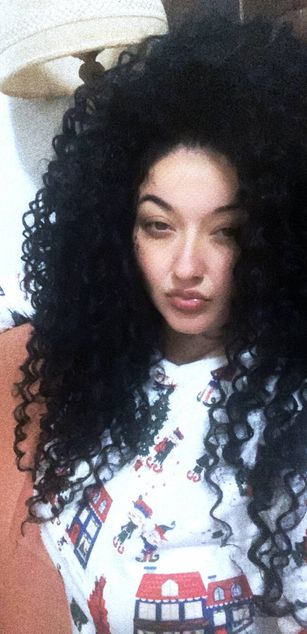 Model - Clara curlyhair