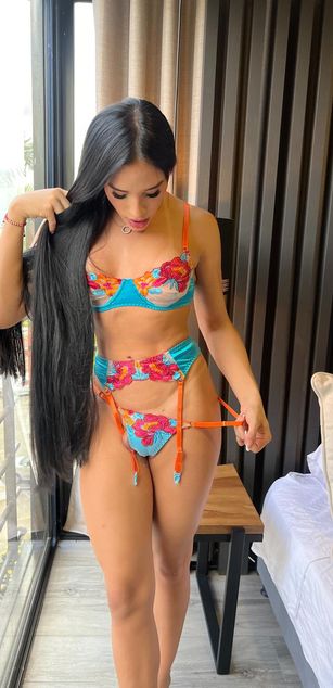 Model - Aly Queen bigtits