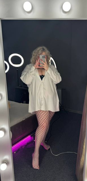 Model - Polly_Shy curvy