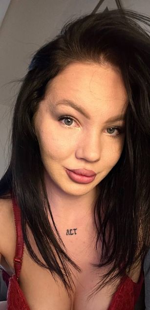 Model - Chrissy sexy