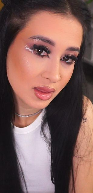 Model - Sinn_Vanessa striptease