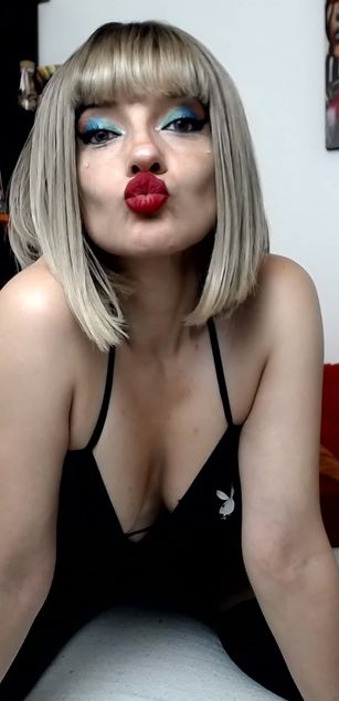 Model - Lola Santana deepthroat