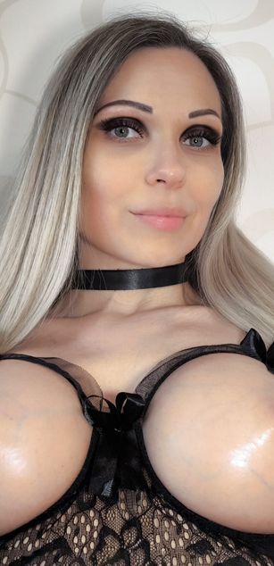 Model - Goddess Barbie Femdom Hottie bigtits