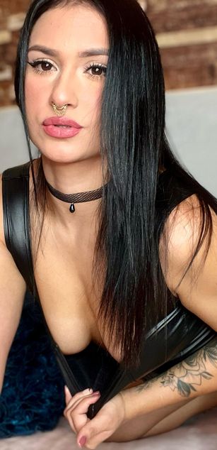 Model - Mollie Bennet blowjob