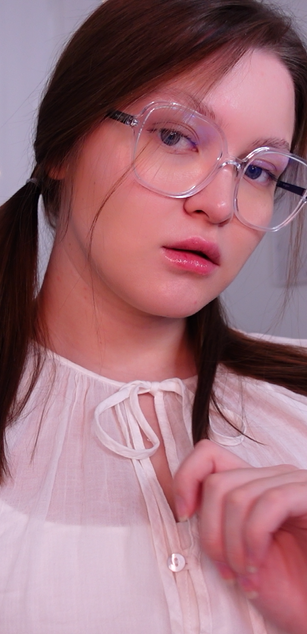 Model - Stella Louder shaved