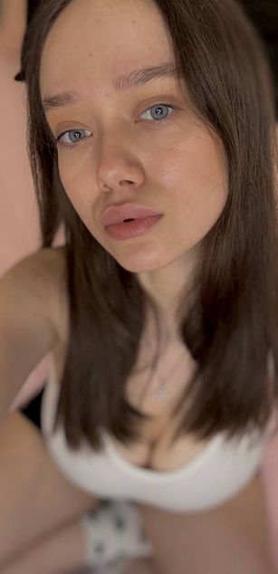 Model - BellaGlem bigtits